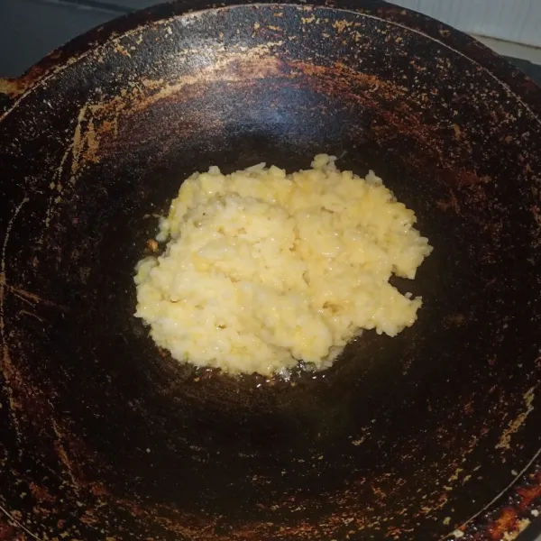 Jika bumbu sudah harum, masukkan nasi yang sudah dicampur dengan telur tadi