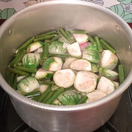 Menyusul masukkan terong bulatnya tadi. Aduk. Masak sampai terong matang.