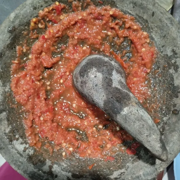 Ulek semua bahan sambal.