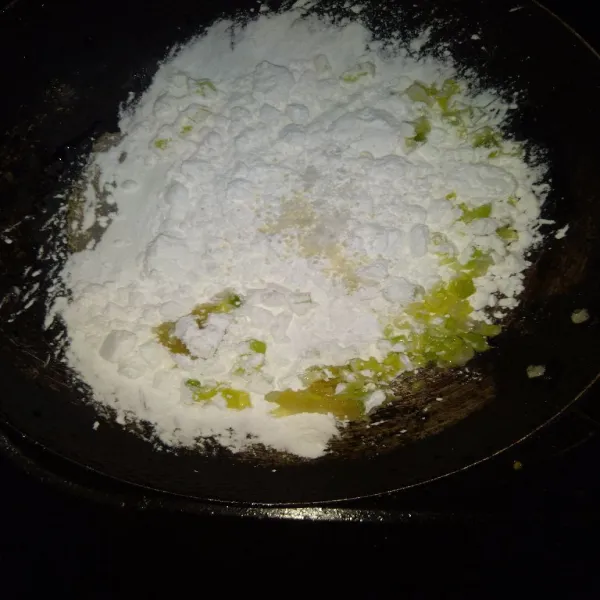 Dalam teflon, masukkan tepung tapioka, bawang putih yang sudah dihaluskan, irisan dan bawang garam dan kaldu bubuk.