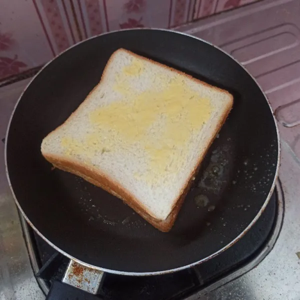 Tutup lagi dengan roti tawar lainnya kemudian panggang hingga matang.