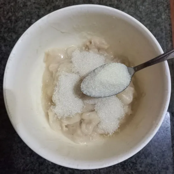 Tambahkan gula pasir secukupnya, disesuaikan dengan keasaman sisrak, aduk rata.