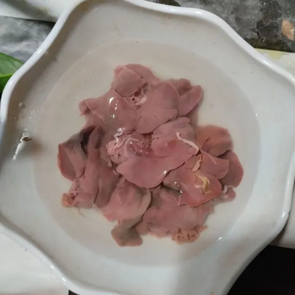 Cuci hati ayam hingga bersih.