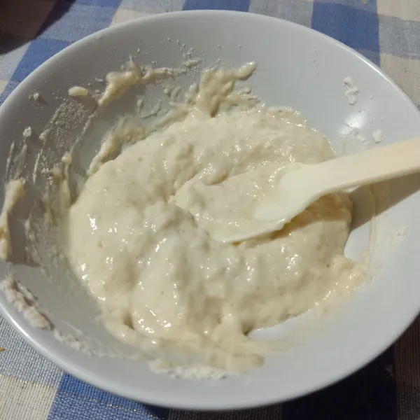 Siapkan adonan tepung terigu.