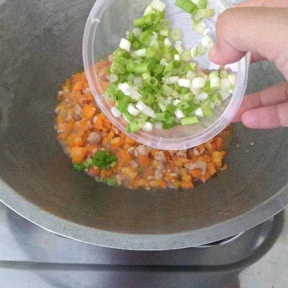 Masukkan daun bawang lalu aduk. Masukkan larutan tepung maizena lalu aduk hingga merata dan angkat. Wortel ayam isian risol siap digunakan.