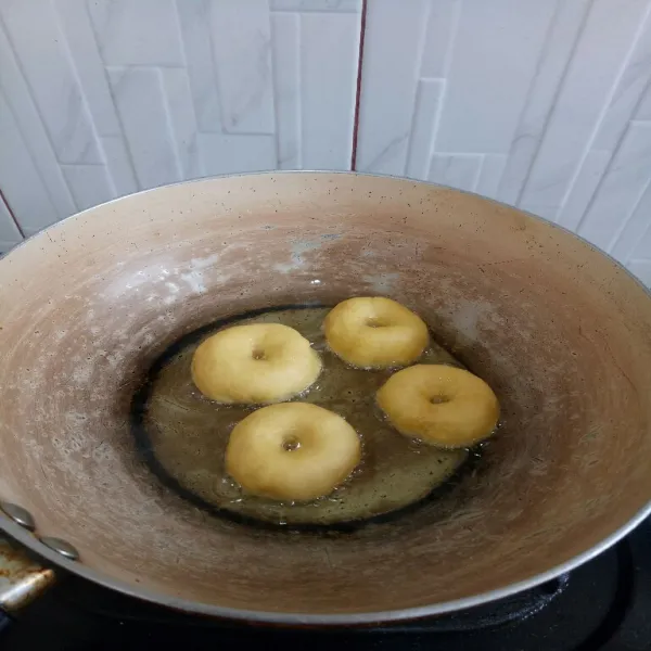 Panaskan minyak goreng donat hingga matang bagian bawahnya.