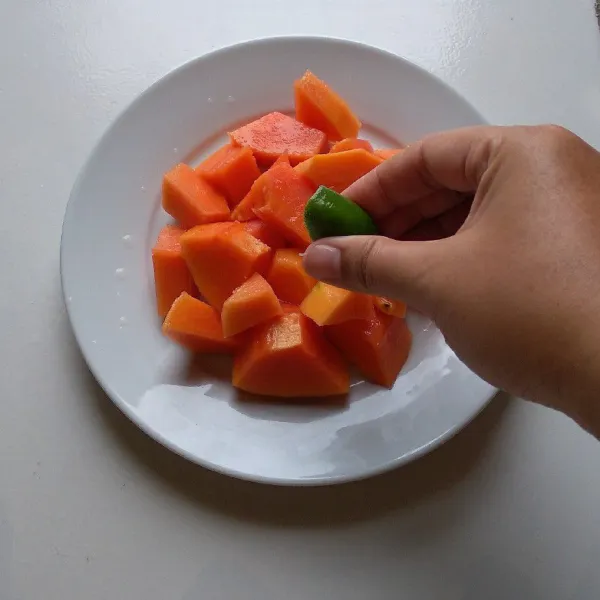 Beri perasan jeruk nipis lalu aduk. Simpan di kulkas agar dingin lalu sajikan.
