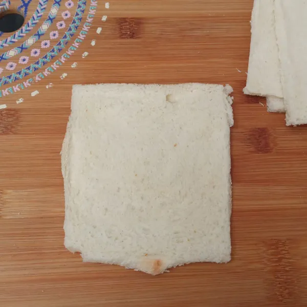Pipihkan roti tawar dengan bantuan rolling pin, sisihkan.
