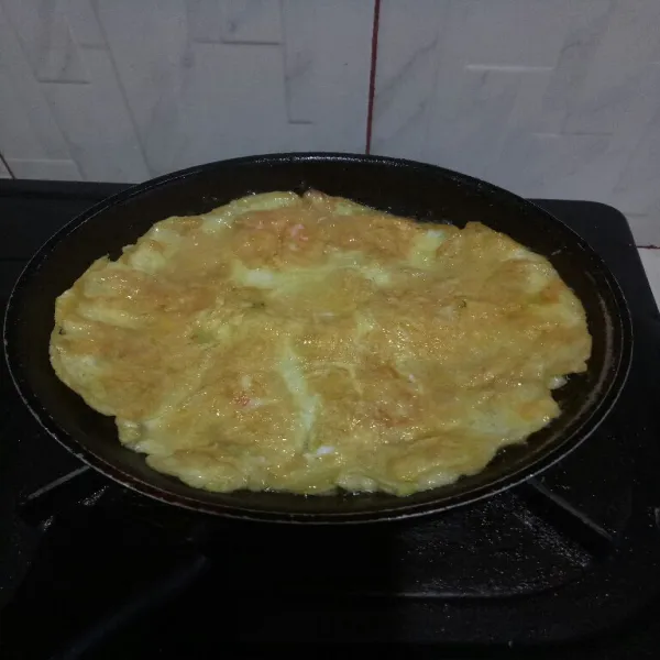 Jika bagian bawahnya sudah matang balikan masak kembali sampai matang merata. Siap disajikan!