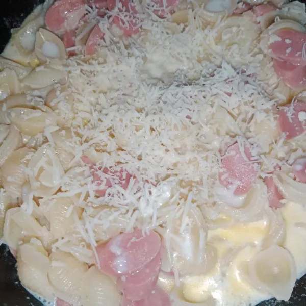 Masukan pasta kerang dan keju parut, aduk rata lalu koreksi rasa.