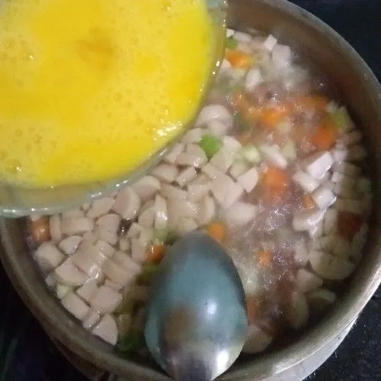 Lalu masukkan kocokan telur sambil diaduk hingga membentuk serabut. Terakhir masukkan irisan seledri dan tomat, masak sebentar, angkat, sajikan hangat.