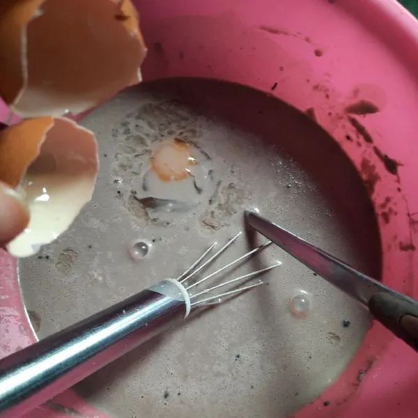 Tambahkan telur dan mentega cair, aduk kembali sampai tercampur rata.