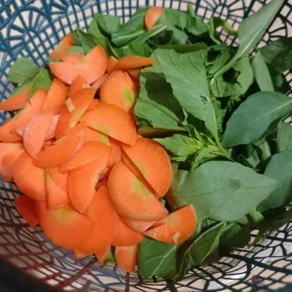 Potong sayur kemudian cuci hingga bersih.