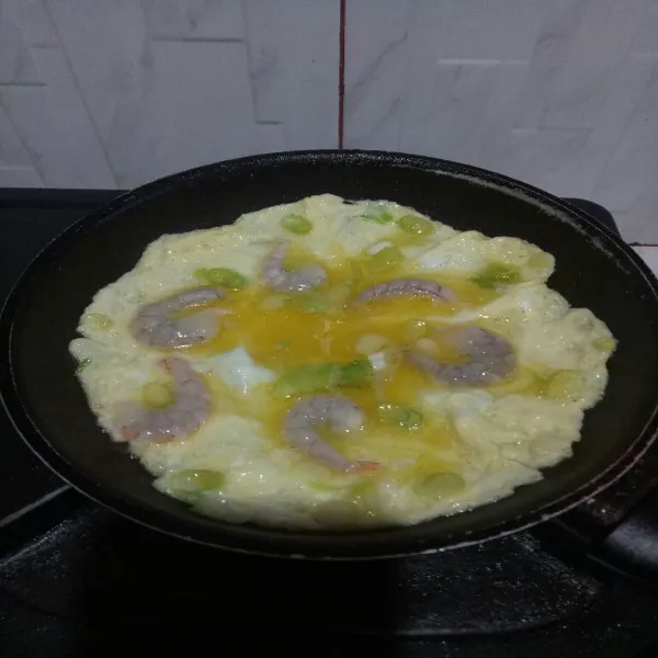 Panaskan minyak diteflon, lalu tuang adonan telur merata masak hingga matang.