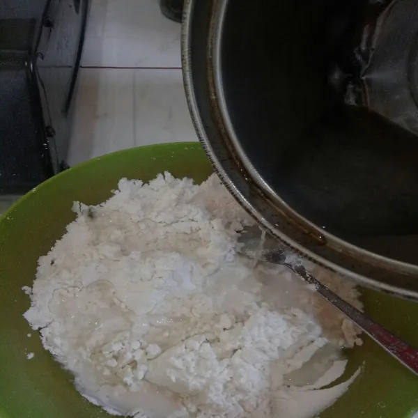 Tuang air panas kedalam adonan tepung, aduk rata.