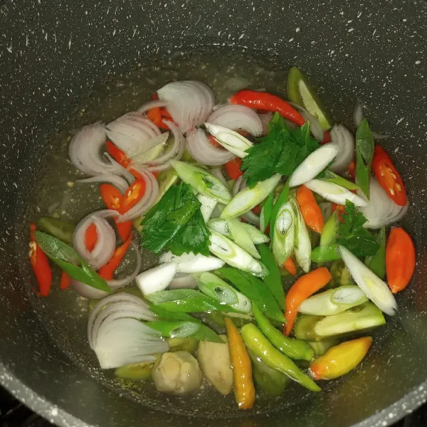 Masukkan daun bawang, daun seledri, cabe utuh dan tomat. Masak 3 menit.