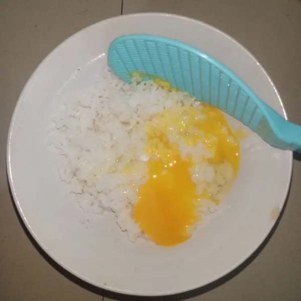 Campurkan nasi yang akan digoreng dengan telur.