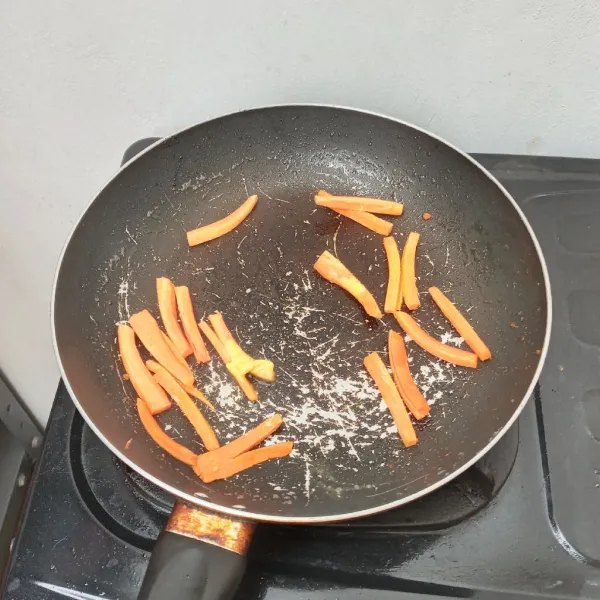 Potong korek api wortel lalu goreng sebentar dengan mentega, sisihkan.