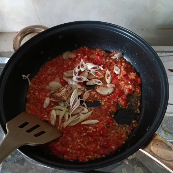 Tumis bumbu sambal hingga wangi, masukkan garam, kaldu, bubuk, gula pasir, sereh, lengkuas dan jahe. Masak hingga matang.