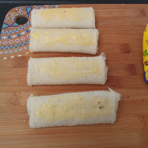Lakukan hal yang sama dengan bahan lainnya, lalu oles margarin di kedua sisinya.