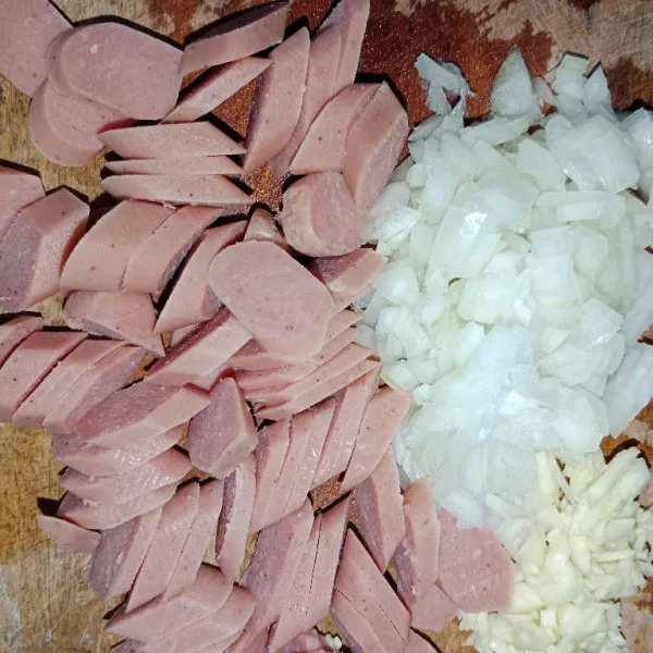 Iris halus bawang putih, bawang bombay juga sosis potong sesuai selera.