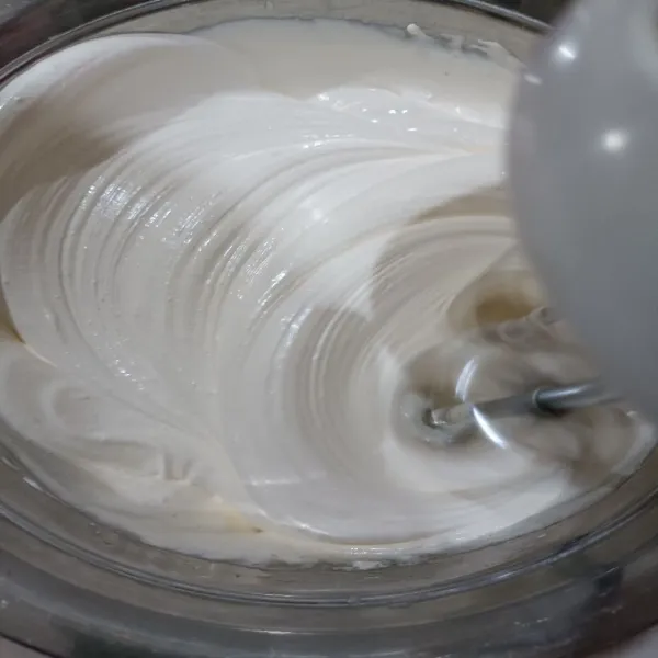 Mixer gula, telur, dan sp hingga kental berjejak atau adonan kaku tidak mudah tumpah/geser. Gunakan mixer dengan kecepatan rendah ke tinggi bertahap.