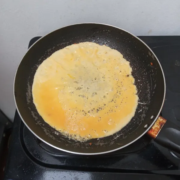 Kocok lepas telur lalu buat dadar, masak hingga matang.