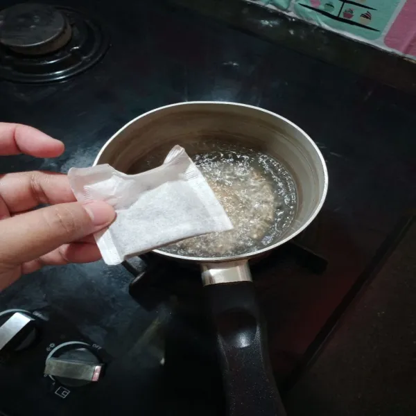 lalu masukan teh celup, matikan api, biarkan warna teh keluar