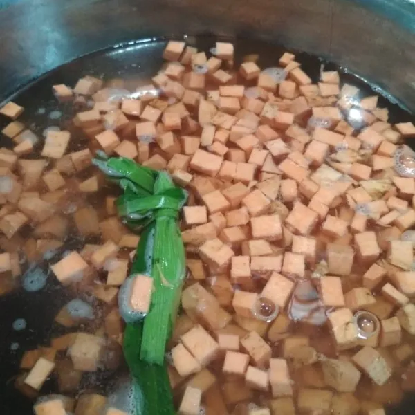 Masak ubi, daun pandan, gula pasir dan gula merah hingga ubi empuk.