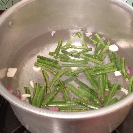 Masukkan kacang panjang. Rebus sampai kacang setengah matang.