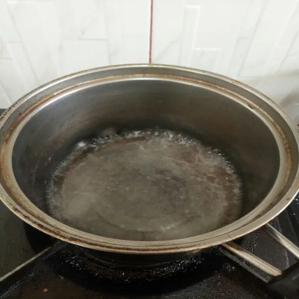 Rebus air, bawang putih dan kencur hingga mendidih.