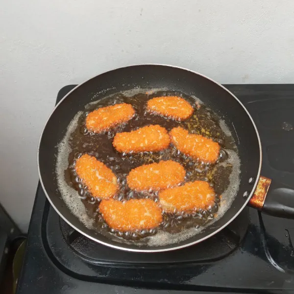 Goreng nugget hingga matang, sisihkan. Ini saya goreng 8 buah karena sekalian untuk dimakan di rumah.