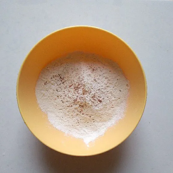 Campurkan tepung terigu, tepung tapioka, tepung beras, kaldu jamur, garam, dan ketumbar bubuk ke wadah.