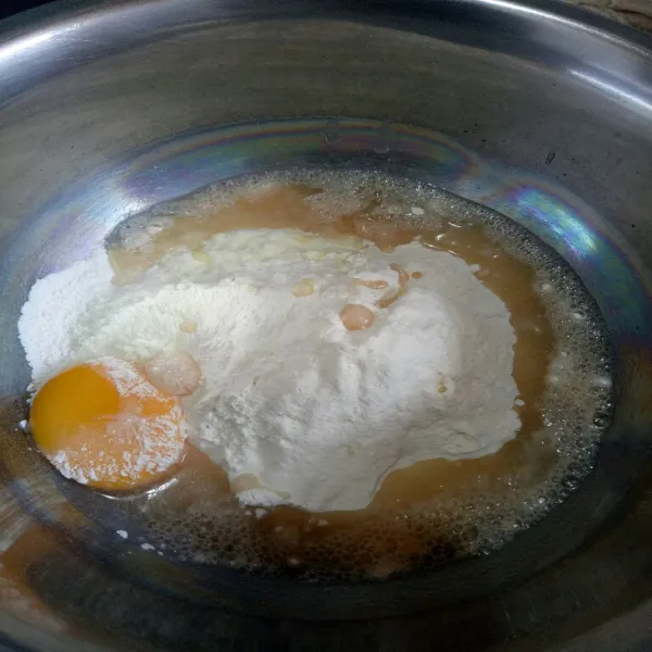 Dalam wadah masukkan tepung terigu, susu bubuk, kuning telur dan ragi yang sudah aktif tadi. Aduk setengah kalis.