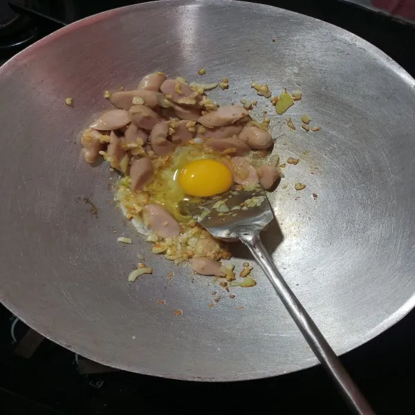 Panaskan minyak, tumis kedua bawang hingga wangi, kemudian masukkan sosis, tumis sebentar lalu masukkan telur lalu orak-arik.