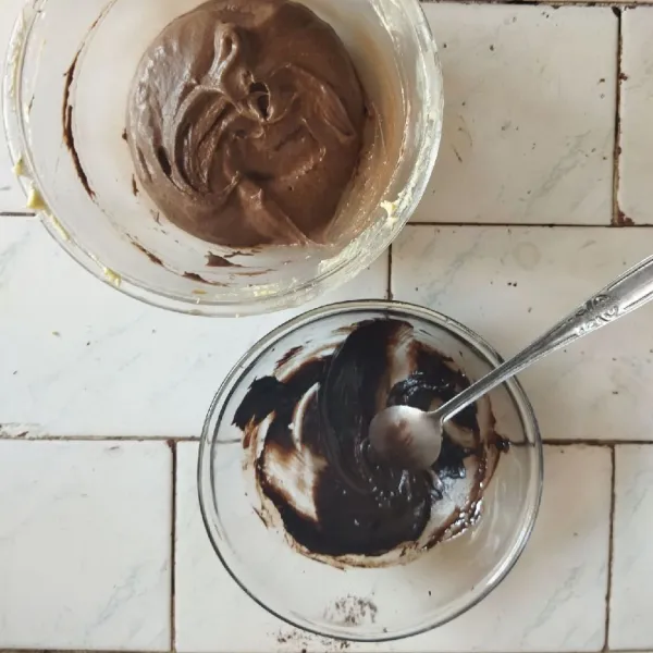 Tambahkan coklat ke dalam adonan lalu campurkan dengan spatula hingga rata. Lalu tuangkan adonan kedalam loyang mufin yang telah dialasi cup kertas.