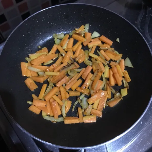 Masukan wortel, masak hingga matang.
