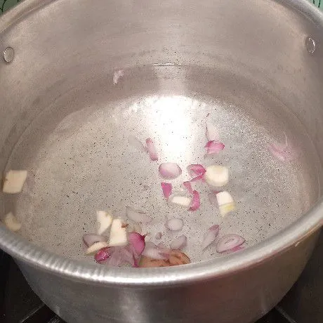 Rebus air bersama bawang merah, bawang putih yang telah di rajang. Masukkan juga lengkuas geprek. Rebus sampai mendidih.