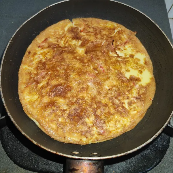 Panaskan pan, masak tofu telur sampai matang