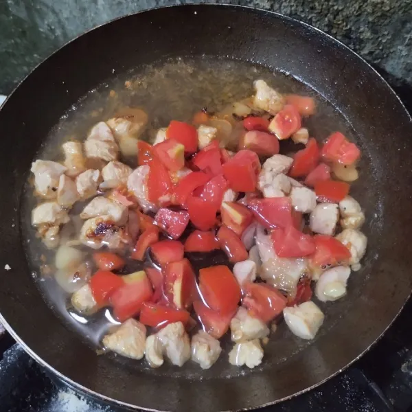 Tuang air, biarkan mendidih. Tambahkan tomat, saus tiram, garam dan kaldu bubuk. Aduk rata.