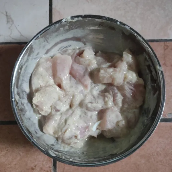 Campur daging ayam dengan 1 sdm tepung bumbu dan 1 sdm air lalu aduk rata.