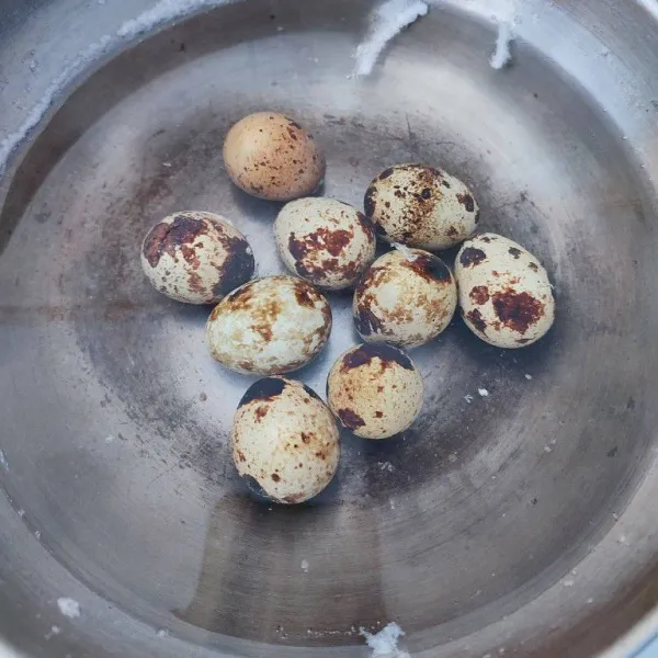 Rebus telur puyuh di air mendidih selama 5 menit. Kemudian kupas.