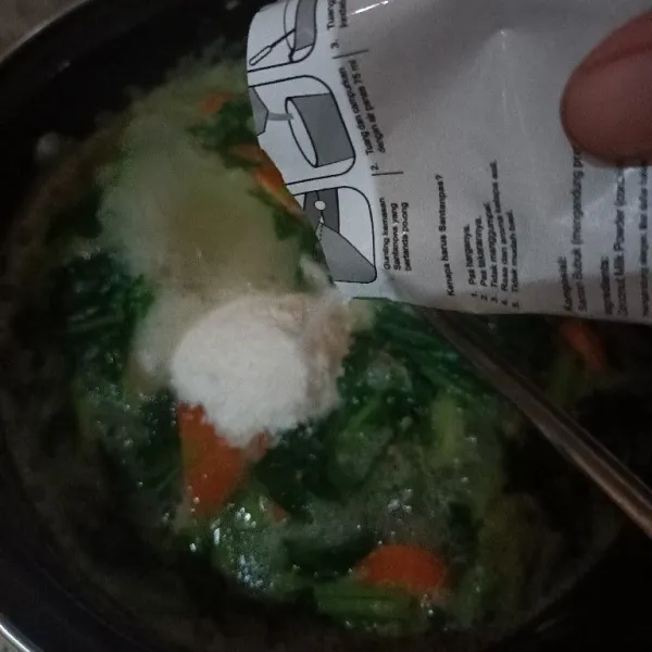 Tambahkan santan bubuk instan, aduk perlahan, masak hingga mendidih, sajikan.