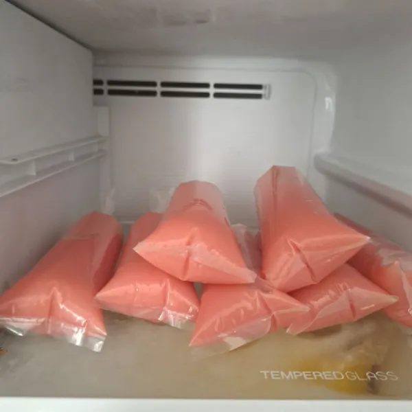 Masukkan dalam freezer, biarkan sampai membeku. Jika sudah beku siap disantap es lilin jambu merahnya.