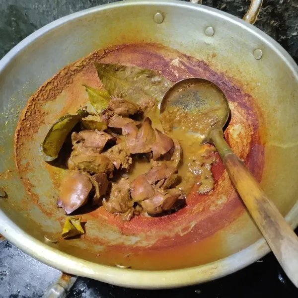 Ungkep hingga bumbu meresap.