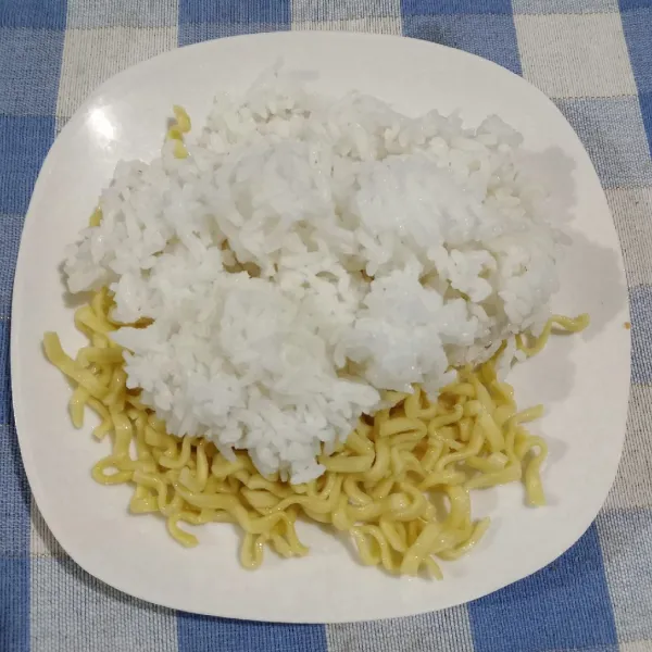 Siapkan nasi dan mie.