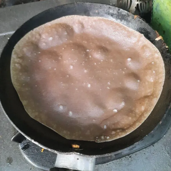 Cetak adonan crepes di atas teflon lakukan sampai adonan habis.