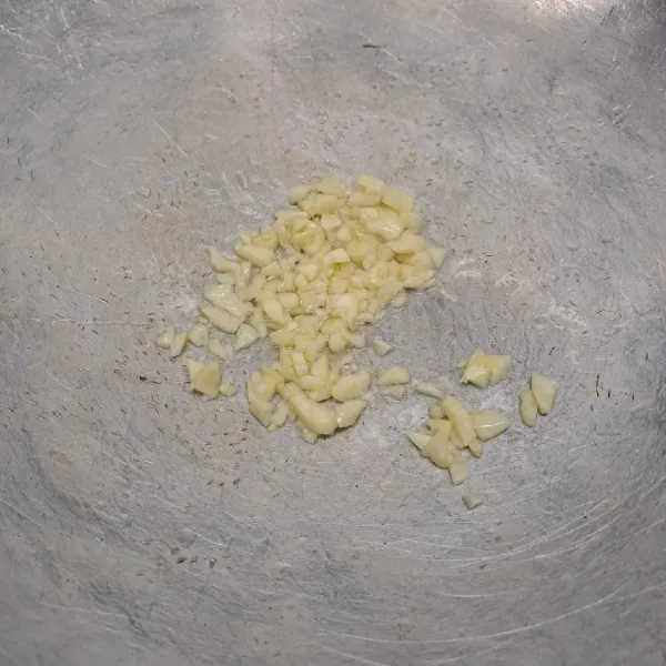 Tumis bawang putih dengan sedikit minyak goreng sampai layu dan harum.