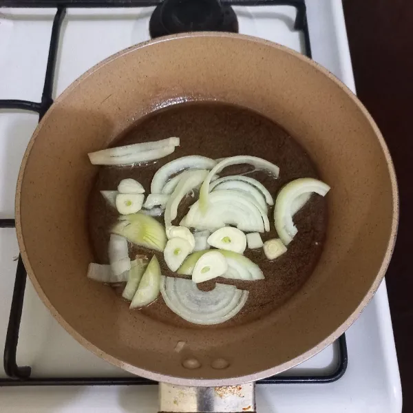 Tumis irisan bawang putih dan bawang bombay hingga harum, sisihkan di pinggir wajan.