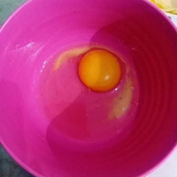 Siapkan 1 butir telur.